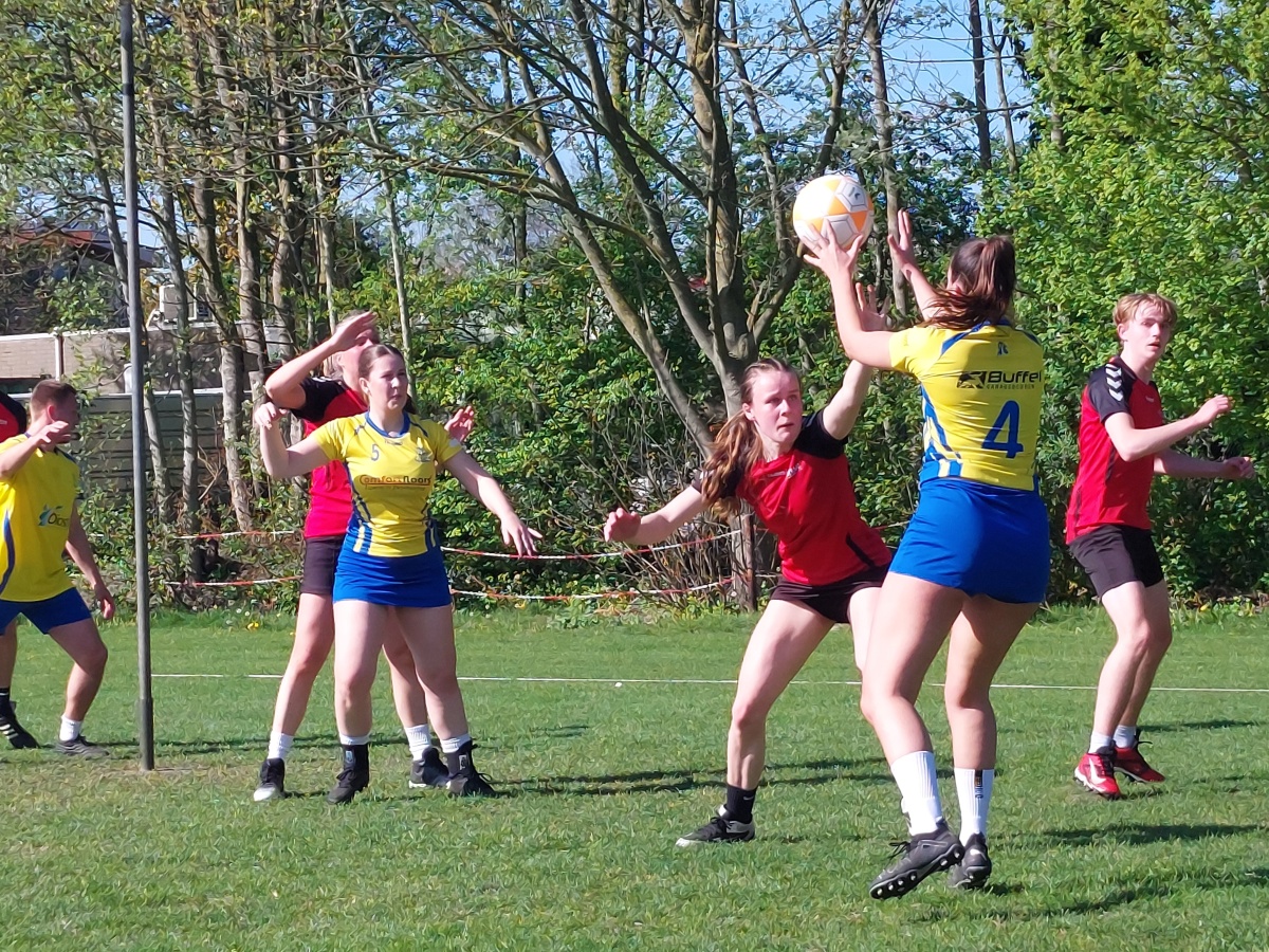 Thrianta pakt de koppositie na degelijke zege op Vitesse (B)